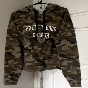 Pretty Good Enough Long sleeve crop top hoodie Camouflage print size L Womens